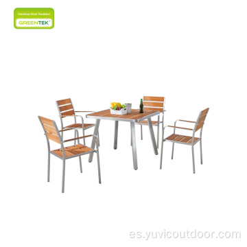 Mesa de café de teca redondeada con silla de ocio de teca.